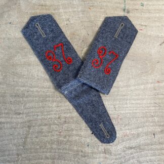 A pair of great coat steingrau shoulder boards for Füsilier-Regiment Nr. 37